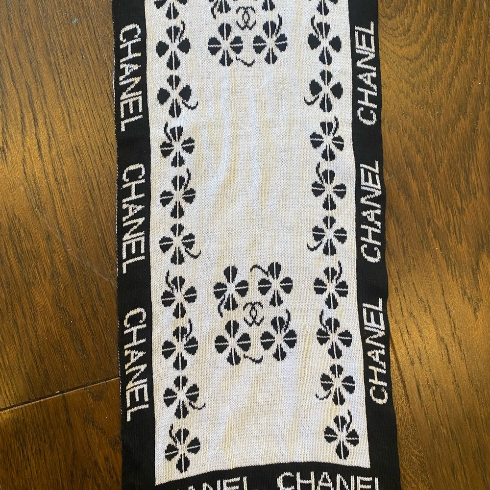 Chanel Black and White Scarf style women’s great for all occasion - Picture 2 of 2
